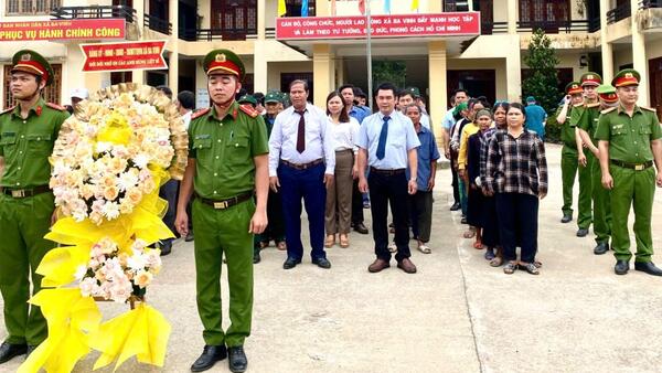 (XÃ BA VINH) Tổ chức dâng hương và đặt vòng hoa tại Đài tưởng niệm nhân kỷ niệm 78 năm Ngày Thương binh liệt sỹ (27/7/1947 – 27/7/2025)