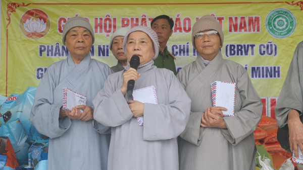 LAN TỎA TINH THẦN TỪ BI, CHIA SẺ YÊU THƯƠNG CÙNG ĐỒNG BÀO VÙNG LŨ