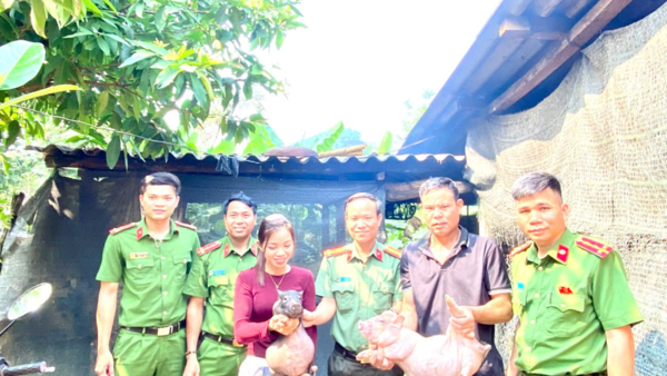 CÔNG AN XÃ BA VINH: GẦN DÂN, SÁT CƠ SỞ, LAN TỎA YÊU THƯƠNG, ĐỒNG HÀNH CÙNG GIA ĐÌNH KHÓ KHĂN TRÊN ĐỊA BÀN XÃ